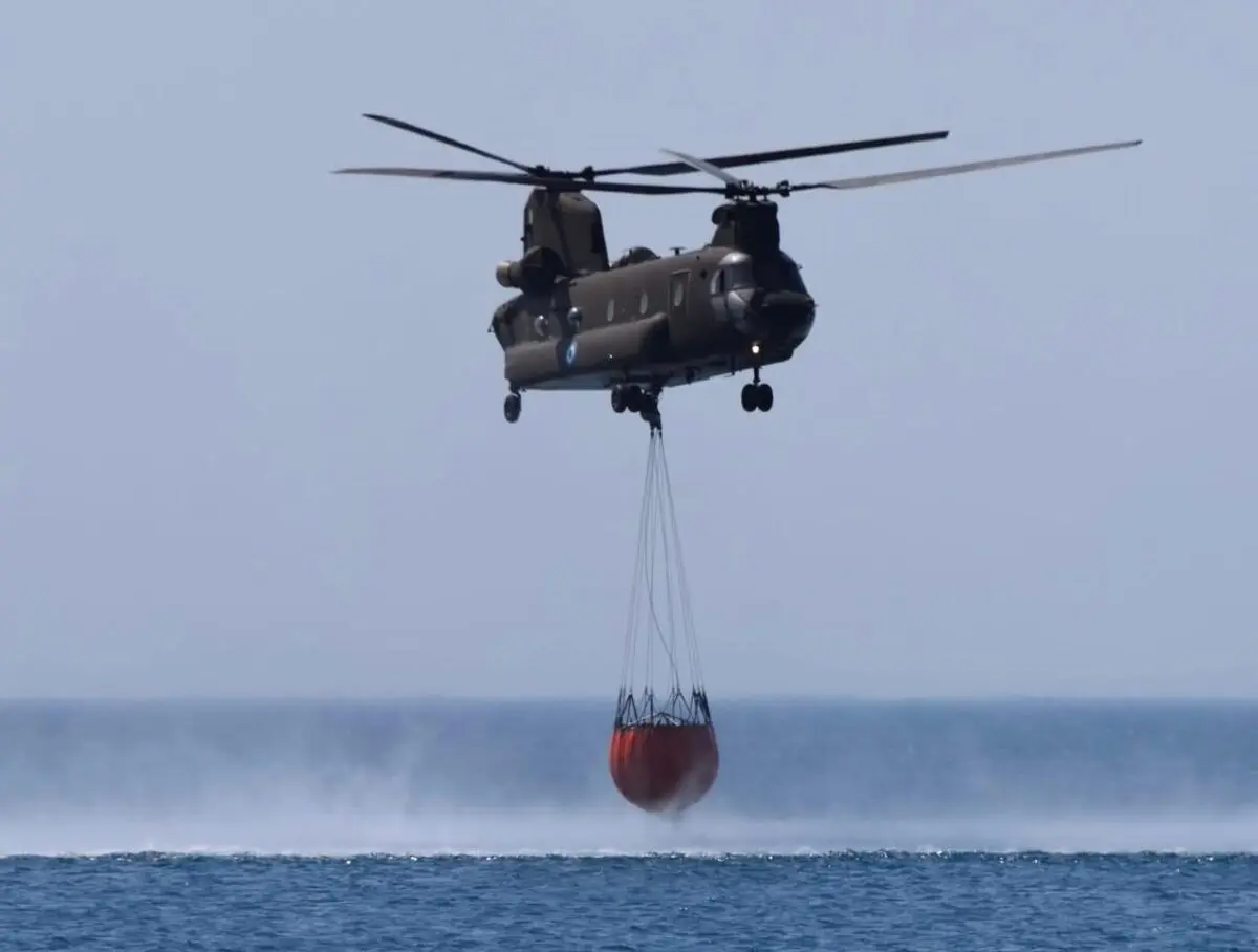CH-47D Chinook της Αεροπορίας Στρατού στην αεροπυρόσβεση CH-47D Chinook της Αεροπορίας Στρατού σε αποστολή αεροπυρόσβεσης με εξωτερικό κάδο νερού