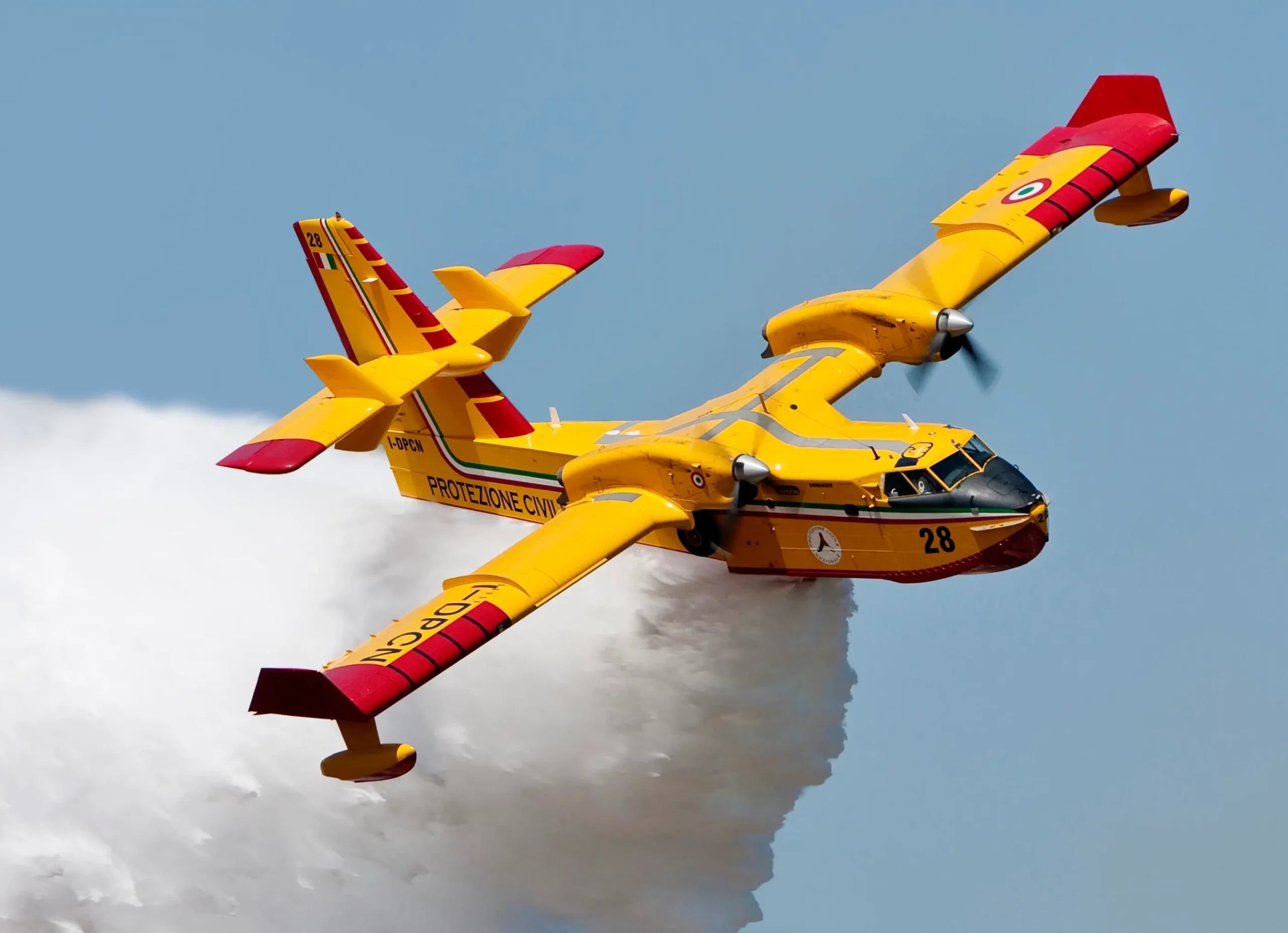 Canadair CL-415 σε ρίψη νερού Canadair CL-415 κατά τη διάρκεια ρίψης νερού σε επιχείρηση αεροπυρόσβεσης