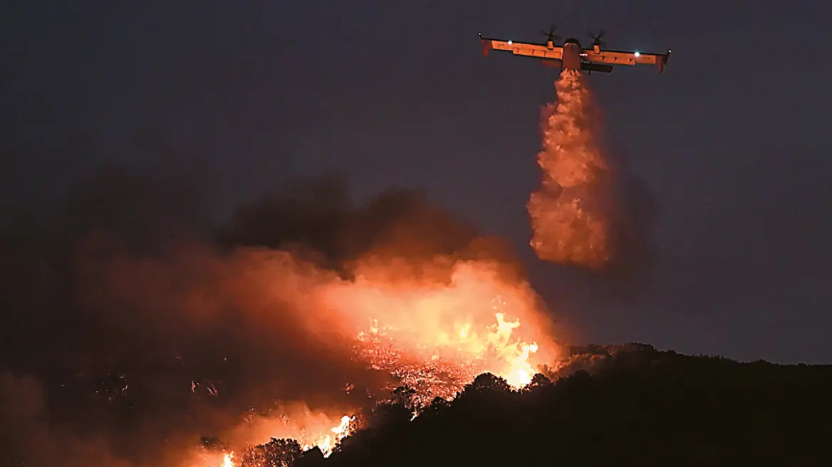 Canadair πάνω από δασική πυρκαγιά τη νύχτα Canadair πάνω από δασική πυρκαγιά κατά τις νυχτερινές ώρες
